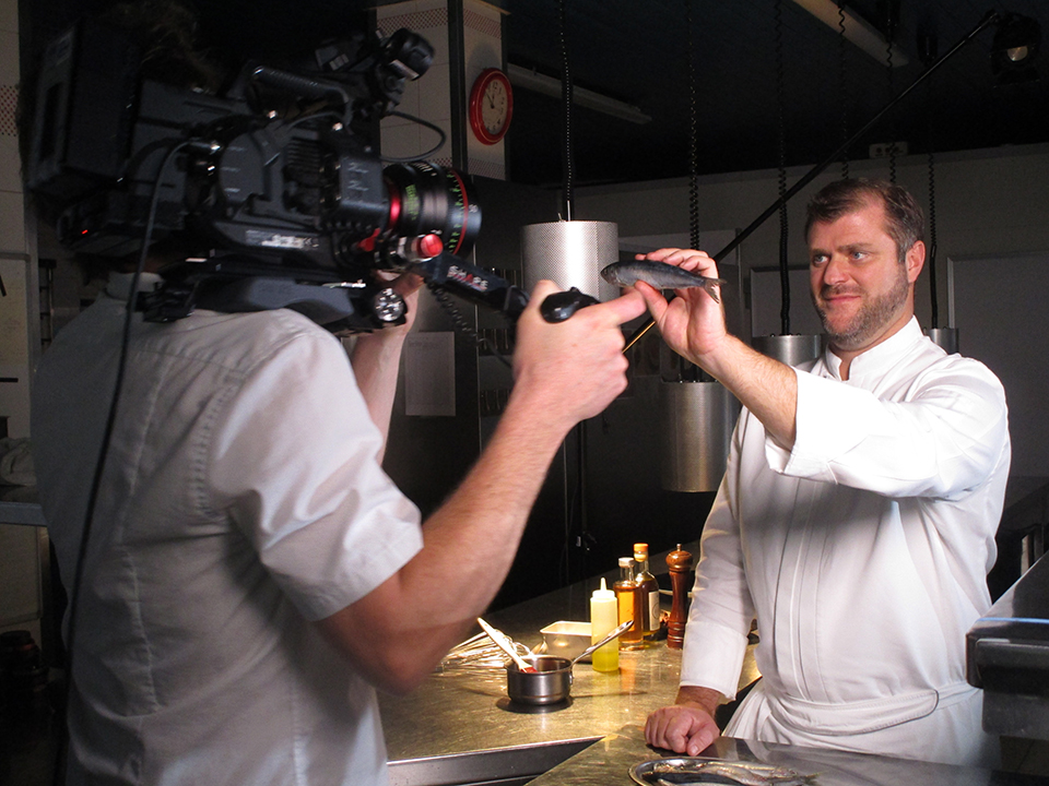Le Chef Coutanceau en cuisine ©Cécile Collot