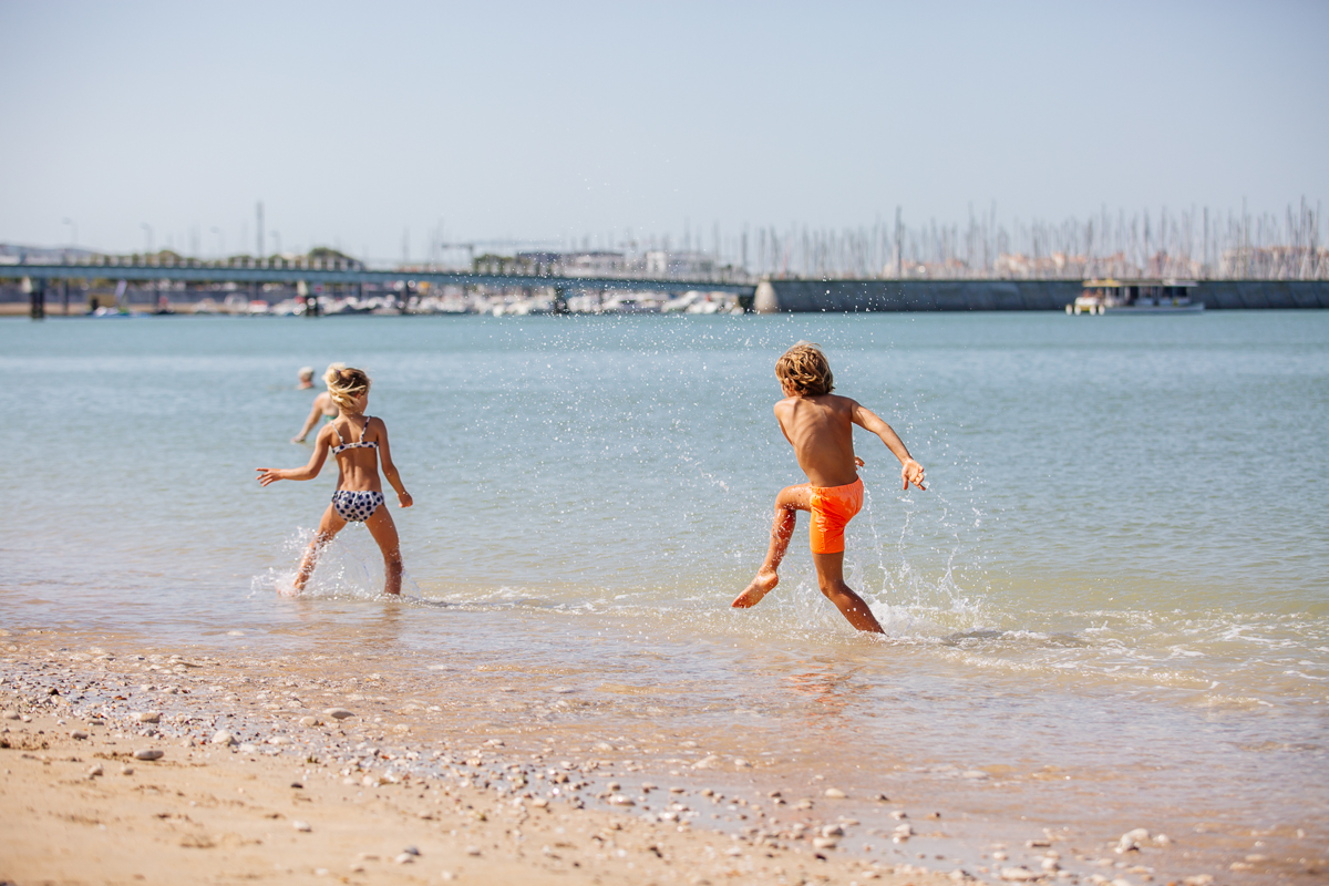 enfants s'amusant sur la plage