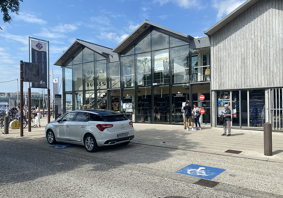 Places PMR devant Office de Tourisme La Rochelle