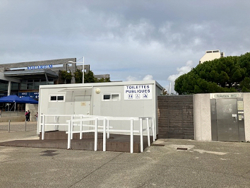 Toilettes parking Encan