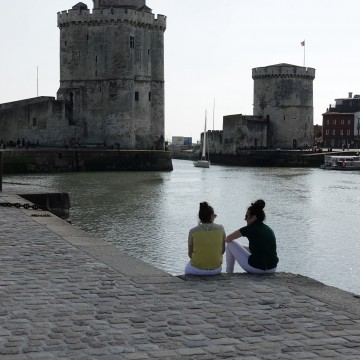 Deux filles sur les quais face aux tours