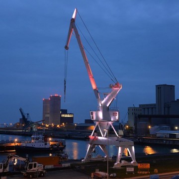 Grue du Port de commerce avec des illuminations de nuit