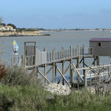 pointe du Chay avec carrelet et un homme qui fait de la planche à voile