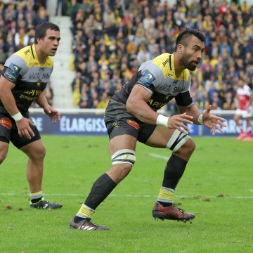 Deux joueurs en plein match de rugby