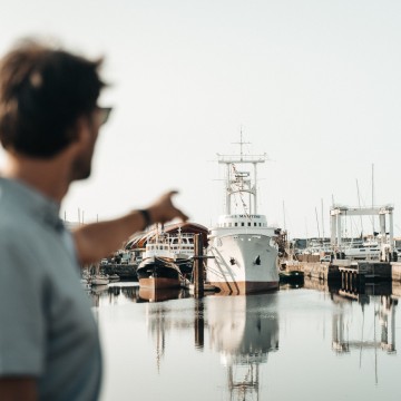 Homme montrant du doigt le Musée Maritime