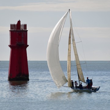 Voilier aux abords du Phare Richelieu La Rochelle