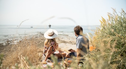 Couple qui pique-nique devant le Phare du Bout du Monde