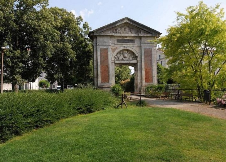 JARDIN DE LA PORTE DAUPHINE JARDIN DE LA PORTE DAUPHINE