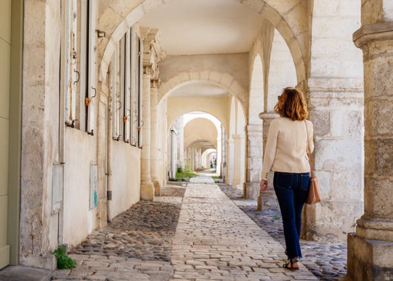 VISITE GUIDÉE : LA ROCHELLE SE DÉVOILE VISITE GUIDÉE : LA ROCHELLE SE DÉVOILE