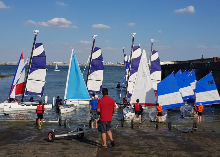 LES PLATES, L'ENFANT ET LA MER LES PLATES, L'ENFANT ET LA MER