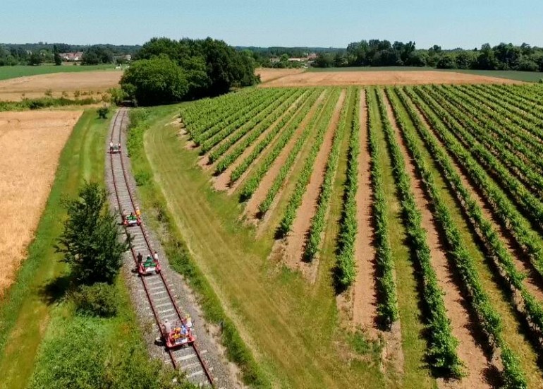 Voie ferrée à travers la campagne