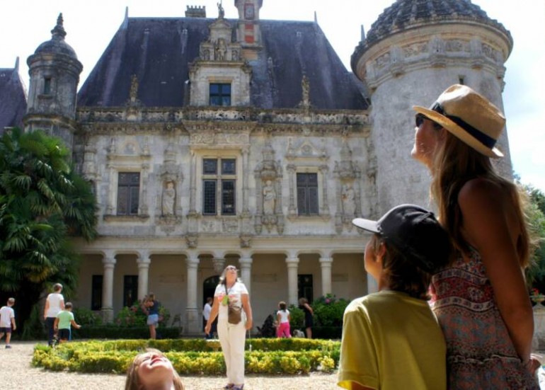 Joueurs face au chateau des énigmes