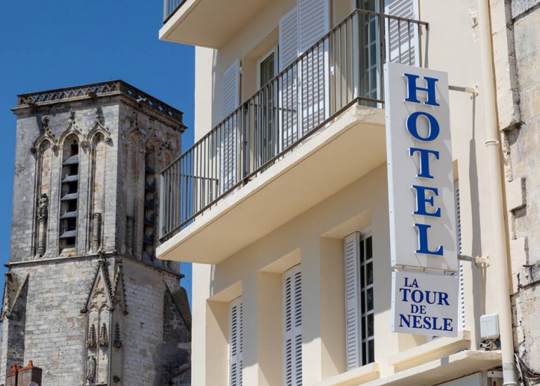 La Tour de Nesle - Façade de l’hôtel avec la tour