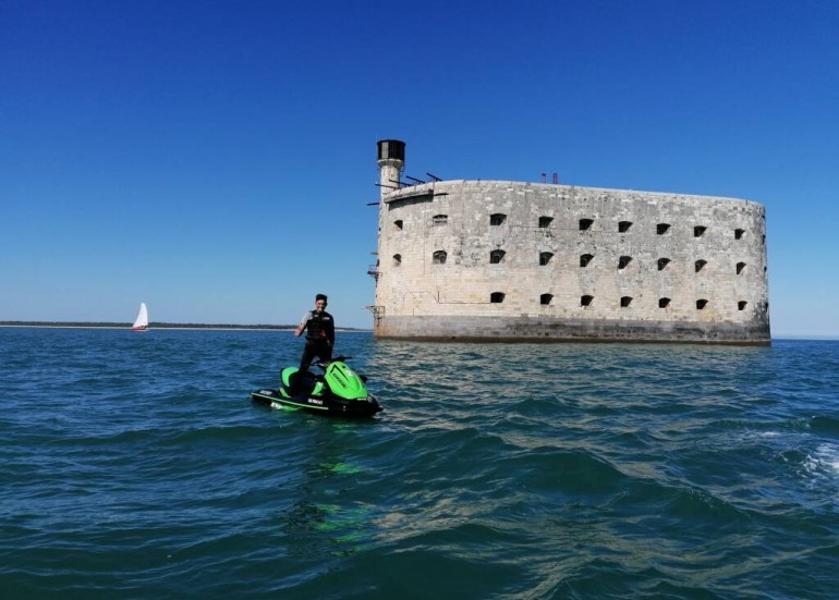 Jet-ski devant Fort Boyard