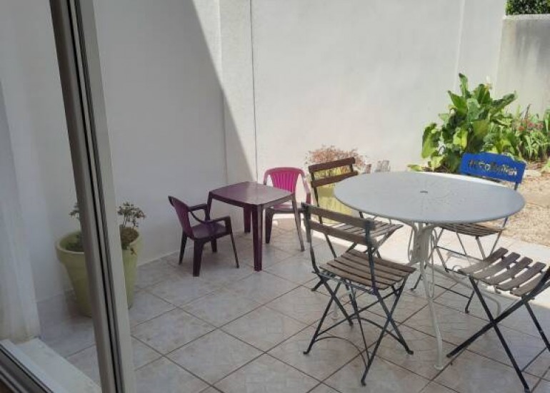 Vue sur la terrasse donnant sur le patio