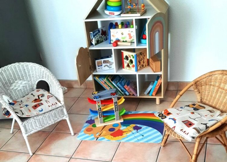 Maison avec jeux et livres pour enfants
