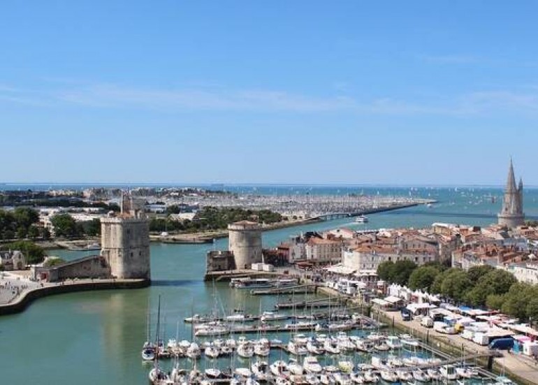 Vue sur le Vieux Port avec les Minimes au fond