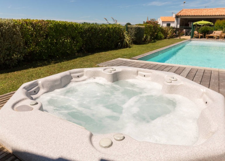 VueGenerale7Spa3 NewBrand-F455-FR-sainte-marie-de-ré-jacuzzi-320.jpg