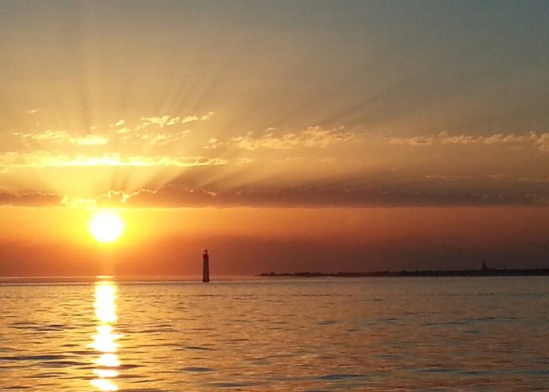 Apéro coucher de soleil sur la mer Apéro coucher de soleil sur la mer