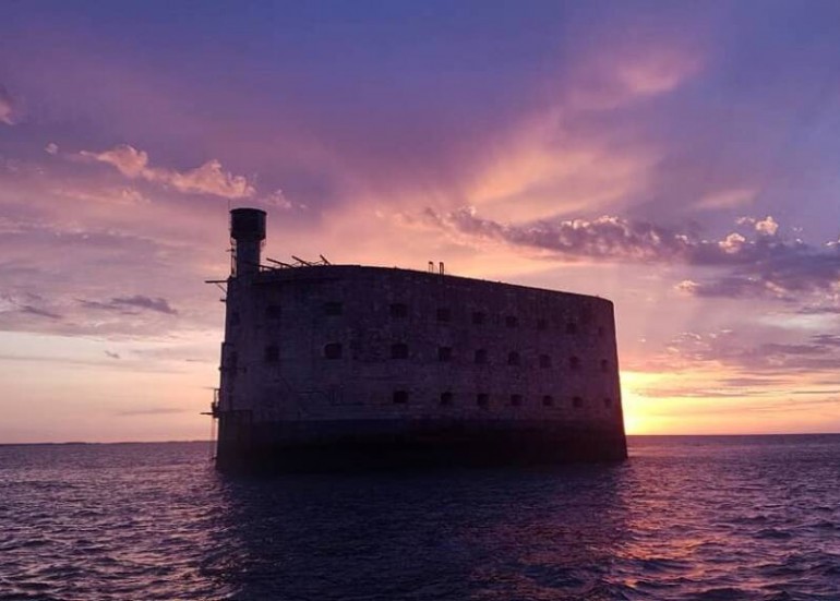 Escapade sur Fort Boyard au soleil couchant - La Rochelle Croisières  Promenades en mer à La Rochelle - La Rochelle Tourisme