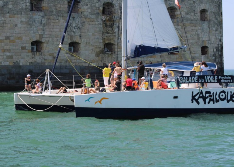 Balade en mer sur catamaran à voile vers Fort Boyard – Kapalouest Balade en mer sur catamaran à voile vers Fort Boyard – Kapalouest