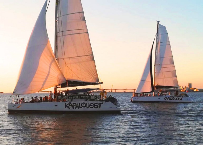 Balade en mer sur catamaran à voile à l'heure de l'apéro - Kapalouest Balade en mer sur catamaran à voile à l'heure de l'apéro - Kapalouest