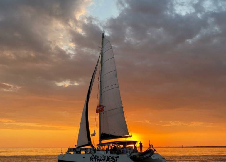 Balade en mer sur catamaran à voile au coucher du soleil - Kapalouest Balade en mer sur catamaran à voile au coucher du soleil - Kapalouest