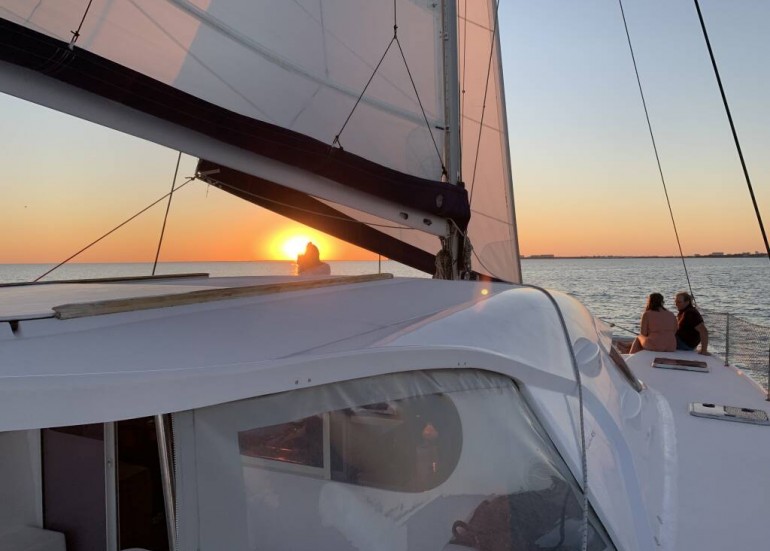 Sortie coucher de Soleil en catamaran - Aldabra Yacht Charter Sortie coucher de Soleil en catamaran - Aldabra Yacht Charter