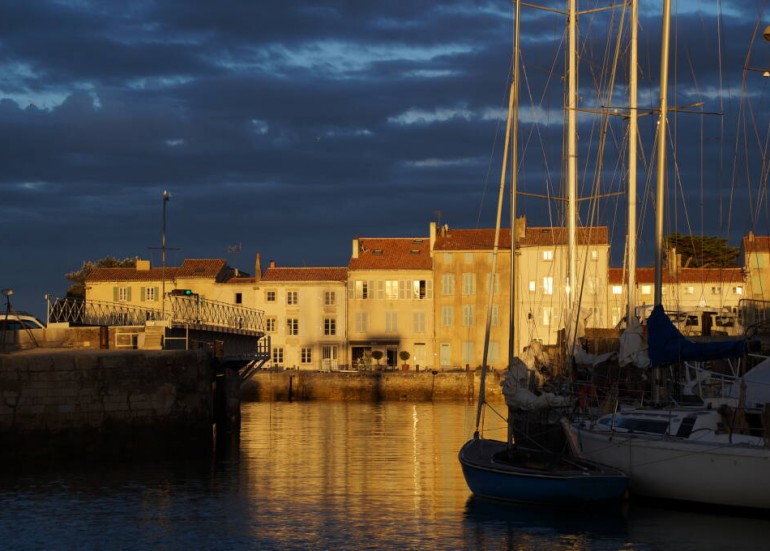 Masques devant le port de St Marin - A Bord