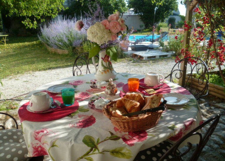 Petit déjeuner sous la tonnelle