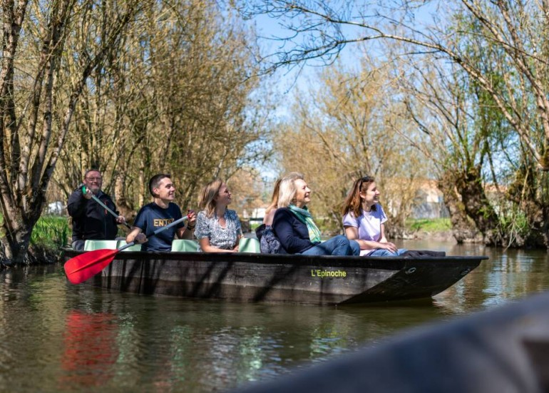 Balade en barque avec un batelier dans le Marais poitevin
