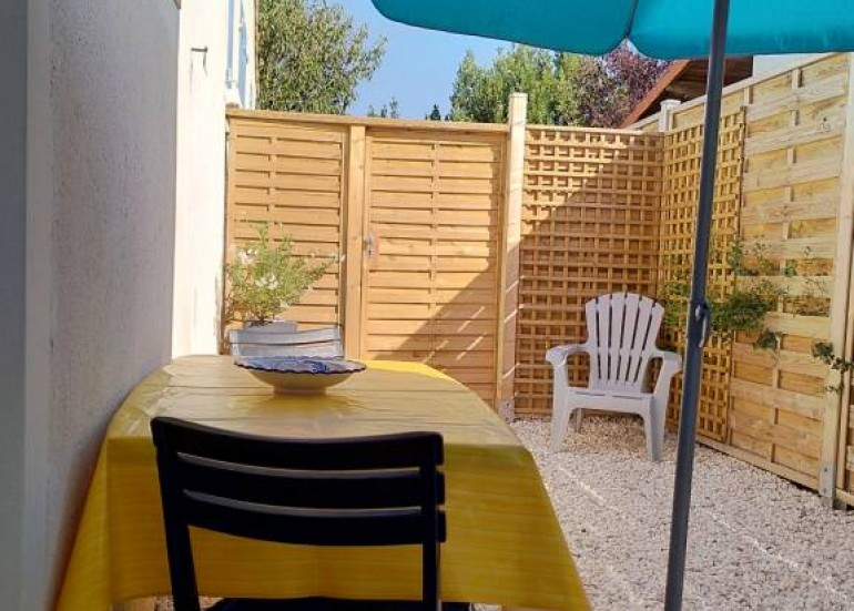 Maison 3 personnes - Bleu et bois