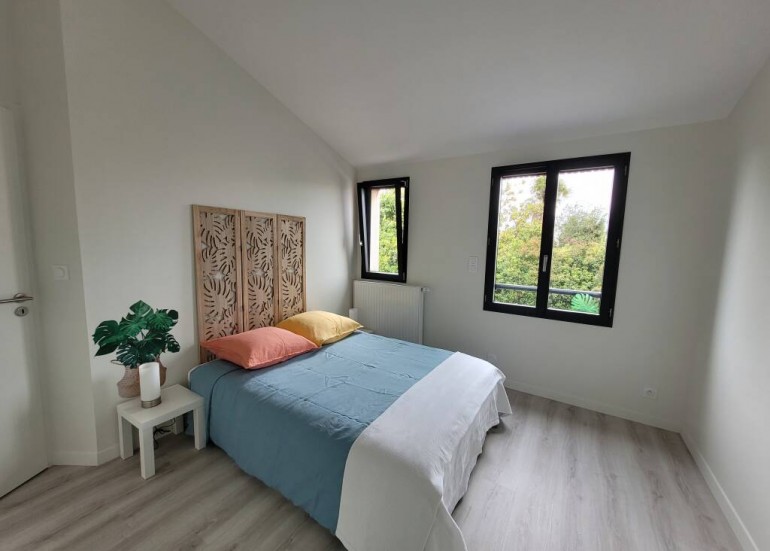 Maison 3 personnes - Bleu et bois