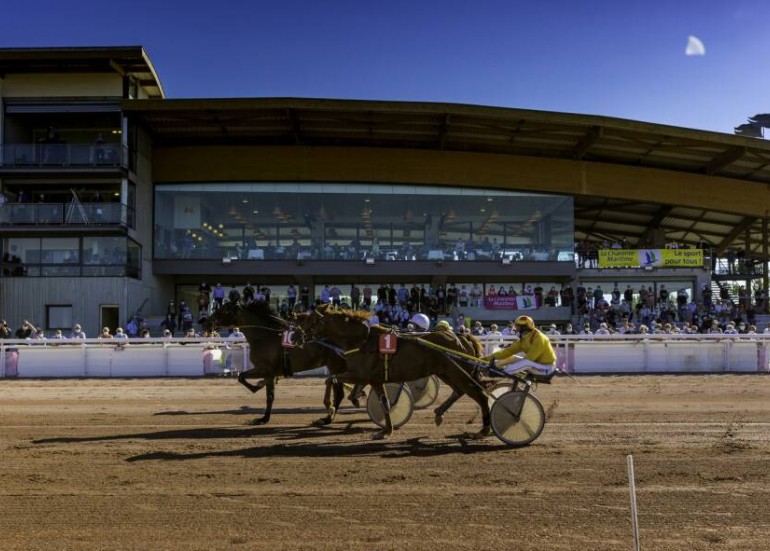 Courses à l'hippodrome_Châtelaillon-Plage