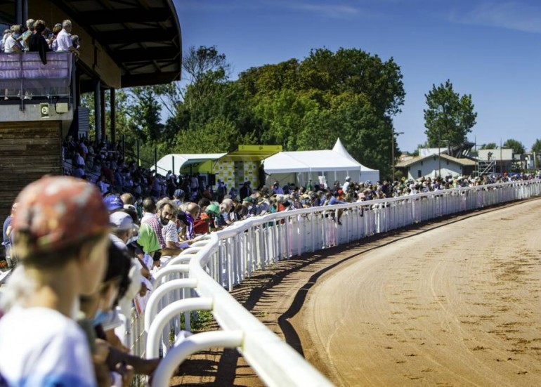 Courses à l'hippodrome_Châtelaillon-Plage