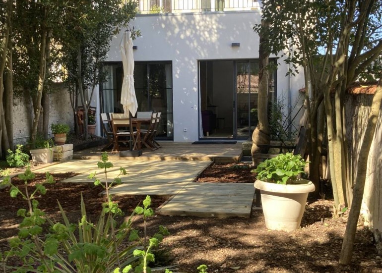 jardin ombragé, terrasse et espace de vie