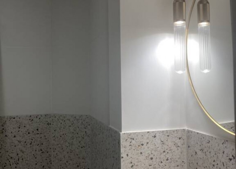 Une salle d'eau avec douche italienne