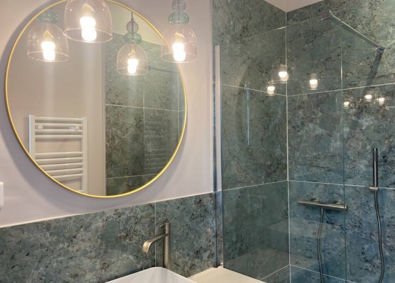 Une salle d'eau avec douche italienne