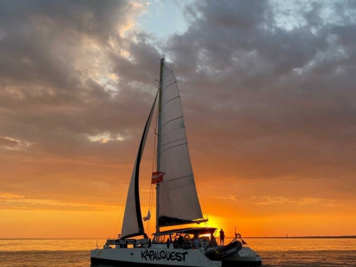 Balade en mer sur catamaran à voile au coucher du soleil - Kapalouest