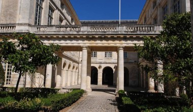 L'HÔTEL DE LA BOURSE L'HÔTEL DE LA BOURSE