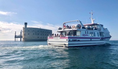 Le bateau Orazur III devant le Fort Boyard Orazur III + Fort Boyard