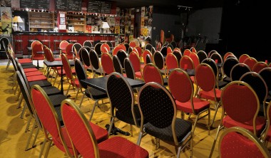 Photographie de la salle de spectacle de l'AZILE avec les siège et le bar. L'AZILE