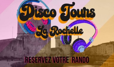Inscription "Disco Tours La Rochelle - réservez votre rando musicale dès maintenant" avec les Tours de la Rochelle en fond Disco Tours