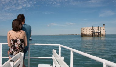 Couple sur le pont d'un navire, devant le célèbre Fort Boyard Promenade autour de Fort Boyard