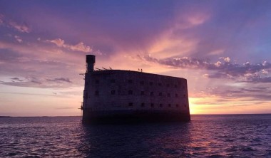 Fort Boyard au coucher du soleil à bord d'Alize Fort Boyard au soleil couchant - La Rochelle Croisières