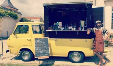 Bar à vin ambulant de Raz de Marée!, petit wine truck jaune, Corentin Dupuy le fondateur pose à côté. Wine truck - Raz de Marée!