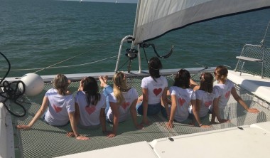 Groupe sur le filet du catamaran Privatisation EVJF