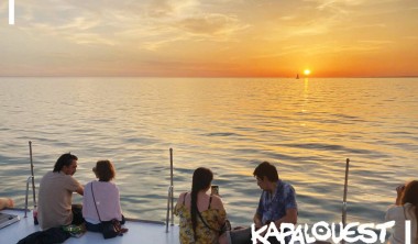 À l'heure du coucher du soleil à bord de Kapalouest À l'heure du coucher du soleil à bord de Kapalouest