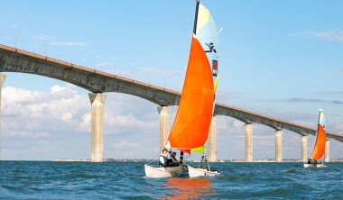 Voilier devant le pont de Ré Pont de Ré - La Rochelle Nautique