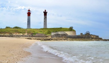 Escale île d'Aix avec tour de Fort Boyard - Croisières Navipromer Plage île d'Aix + phare